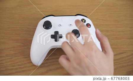 ゲームコントローラーを掴む手 ゲームコントローラーを掴む手 67768003