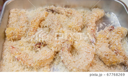 エビフライ調理途中、パン粉をまぶしたエビ 67768269