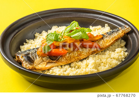 クスクスと岩塩焼きのサバ　北アフリカ／中東料理 couscous and salt mackerel 67768270