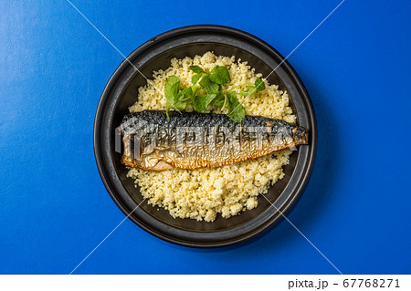 クスクスと岩塩焼きのサバ　北アフリカ／中東料理 couscous and salt mackerel 67768271