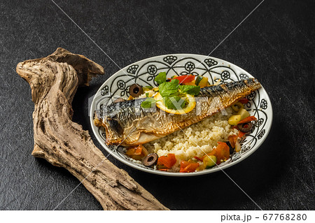 クスクスと岩塩焼きのサバ　北アフリカ／中東料理 couscous and salt mackerel 67768280