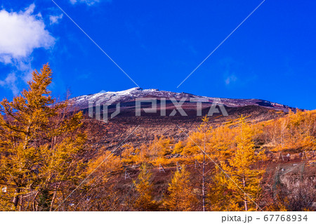 (静岡県)富士山・富士宮口五合目から望む山頂 紅葉と冠雪 (静岡県)富士山・富士宮口五合目から望む山頂 紅葉と冠雪 67768934