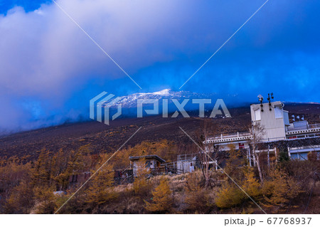 （静岡県）富士山・富士宮口五合目から望む山頂　紅葉と冠雪 67768937