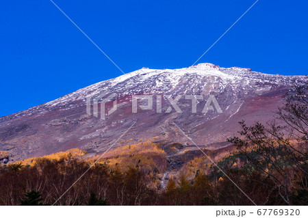 （静岡県）富士山スカイライン七曲りから望む、富士山頂 67769320