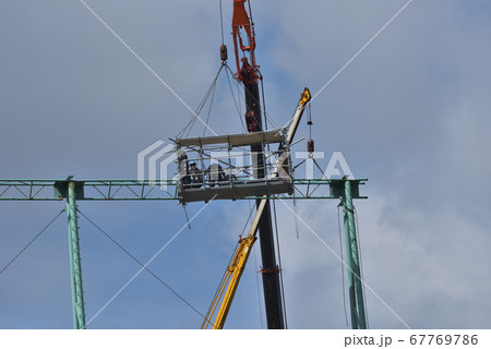 ゴルフ練習場　鉄骨解体作業風景 67769786