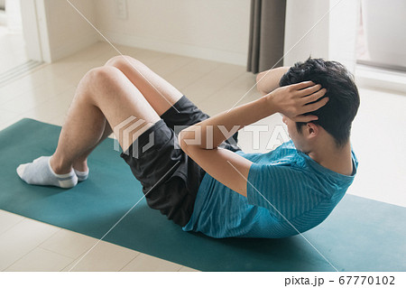 筋トレ 腹筋 体幹トレーニングをする男性イメージの写真素材