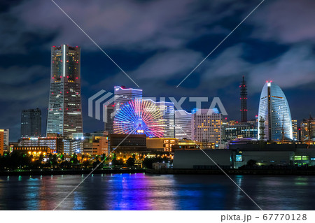 横浜 大桟橋ふ頭から見るみなとみらいの夜景 横浜 大桟橋ふ頭から見るみなとみらいの夜景 67770128