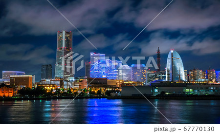 横浜 大桟橋ふ頭から見るみなとみらいの夜景 横浜 大桟橋ふ頭から見るみなとみらいの夜景 67770130