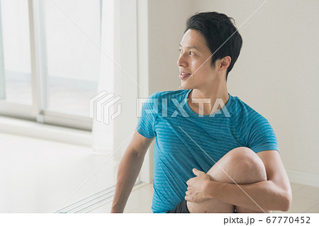 ヨガをする日本人男性イメージ 67770452