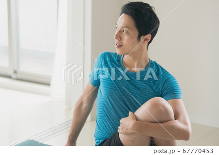 ヨガをする日本人男性イメージ 67770453