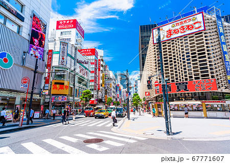 東京　新橋駅　烏森口 67771607