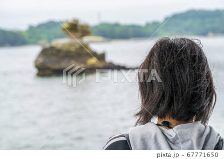 日本三景松島の風景　仁王島を見る女性　宮城県 67771650