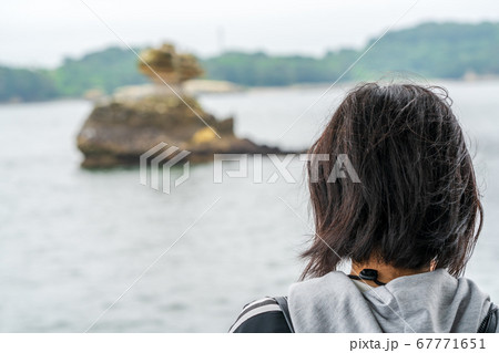 日本三景松島の風景　仁王島を見る女性　宮城県 67771651