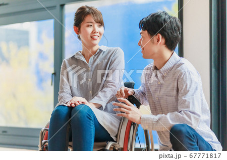 車椅子の女性と男性のカップル 車椅子の女性と男性のカップル 67771817