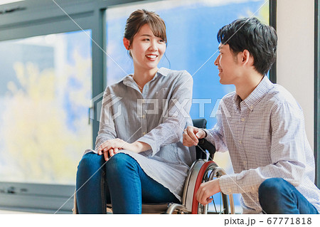 車椅子の女性と男性のカップル 車椅子の女性と男性のカップル 67771818