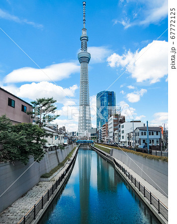 青空を背景に十間橋から逆さ東京スカイツリーの写真素材