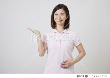 頼りになる優しい笑顔の女性看護師 頼りになる優しい笑顔の女性看護師 67772380