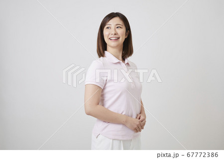 頼りになる優しい笑顔の女性看護師 67772386