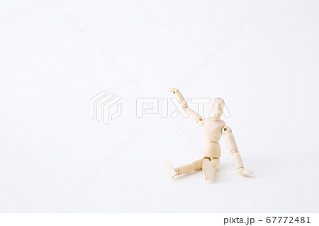 手をかざすデッサン人形 67772481