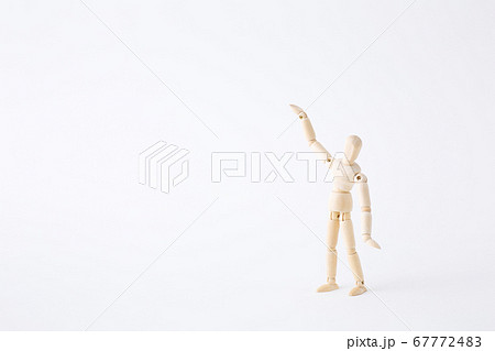 手をかざすデッサン人形 手をかざすデッサン人形 67772483