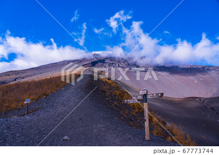 (静岡県)富士山・宝永山火口縁から望む山頂 (静岡県)富士山・宝永山火口縁から望む山頂 67773744