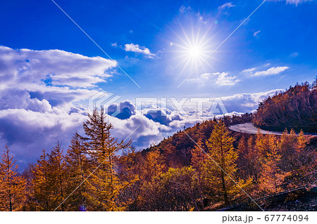 （静岡県）富士山・富士宮口五合目　紅葉と雲海 67774094
