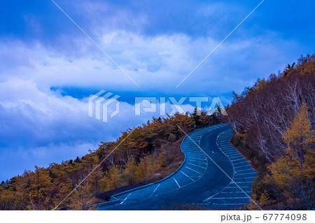 （静岡県）富士山・富士宮口五合目　紅葉と雲海 67774098