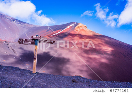 (静岡県)富士山・宝永山 草紅葉と冠雪 (静岡県)富士山・宝永山 草紅葉と冠雪 67774162