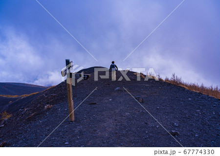 (静岡県)富士山・宝永火口縁を歩く登山者 (静岡県)富士山・宝永火口縁を歩く登山者 67774330