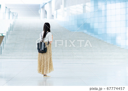 キャンパスを歩く大学生 キャンパスを歩く大学生 67774457