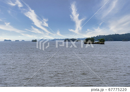 日本三景松島の風景 海岸沿いの島 宮城県松島町 日本三景松島の風景 海岸沿いの島 宮城県松島町 67775220