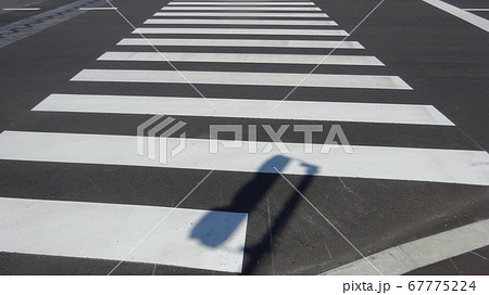 晴れた日の昼下がりの横断歩道 晴れた日の昼下がりの横断歩道 67775224