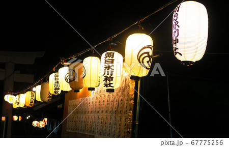 初詣の夜の提灯のある神社の風景 67775256