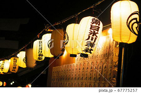 初詣の夜の提灯のある神社の風景 67775257