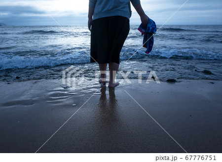 波打ち際を裸足で歩く 67776751