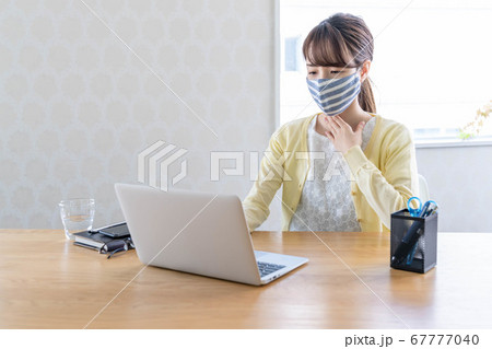 テレワークをする若い女性 【体調不良】 テレワークをする若い女性 【体調不良】 67777040