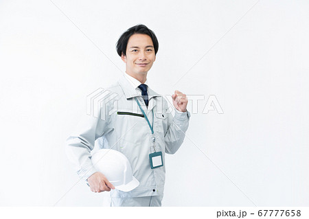 ヘルメットを持つ現場監督のイメージ 白バック ヘルメットを持つ現場監督のイメージ 白バック 67777658