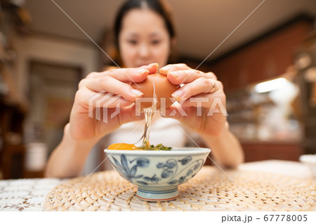 卵かけご飯を作る女性 67778005