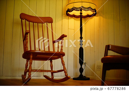 ルームライトとロッキングチェア 67778286