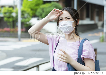 マスク 夏 女性の写真素材