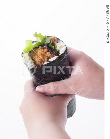 恵方巻きを持つ女性の手 67778698