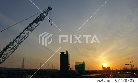 一仕事終えた現場に差す夕日 67778708
