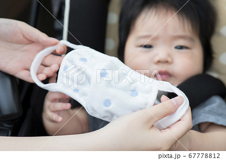 マスクと赤ちゃんの写真素材