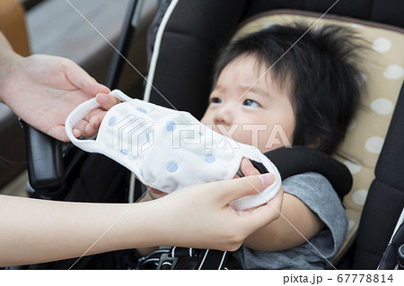 マスクと赤ちゃんの写真素材