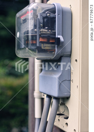 スマートメーターに交換前の電気メーター スマートメーターに交換前の電気メーター 67779673