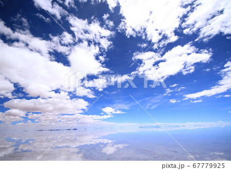 ウユニ塩湖  67779925