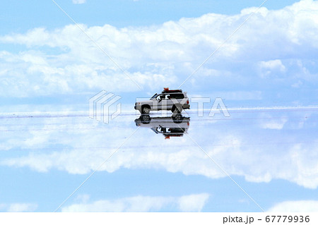 ウユニ塩湖  67779936