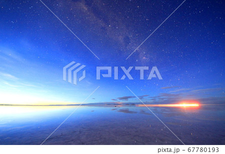 ウユニ塩湖の星空 67780193
