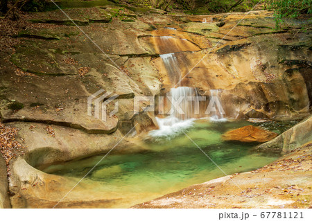 新緑の季節の藤河内渓谷　千枚平 67781121