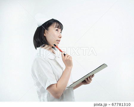 【白バック】カルテを書く看護師（ナース）【腰上】 67781310